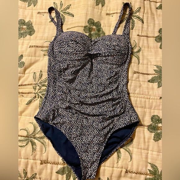 Beautiful slimming swimsuit by NipTuck size 6 - Picture 1 of 2